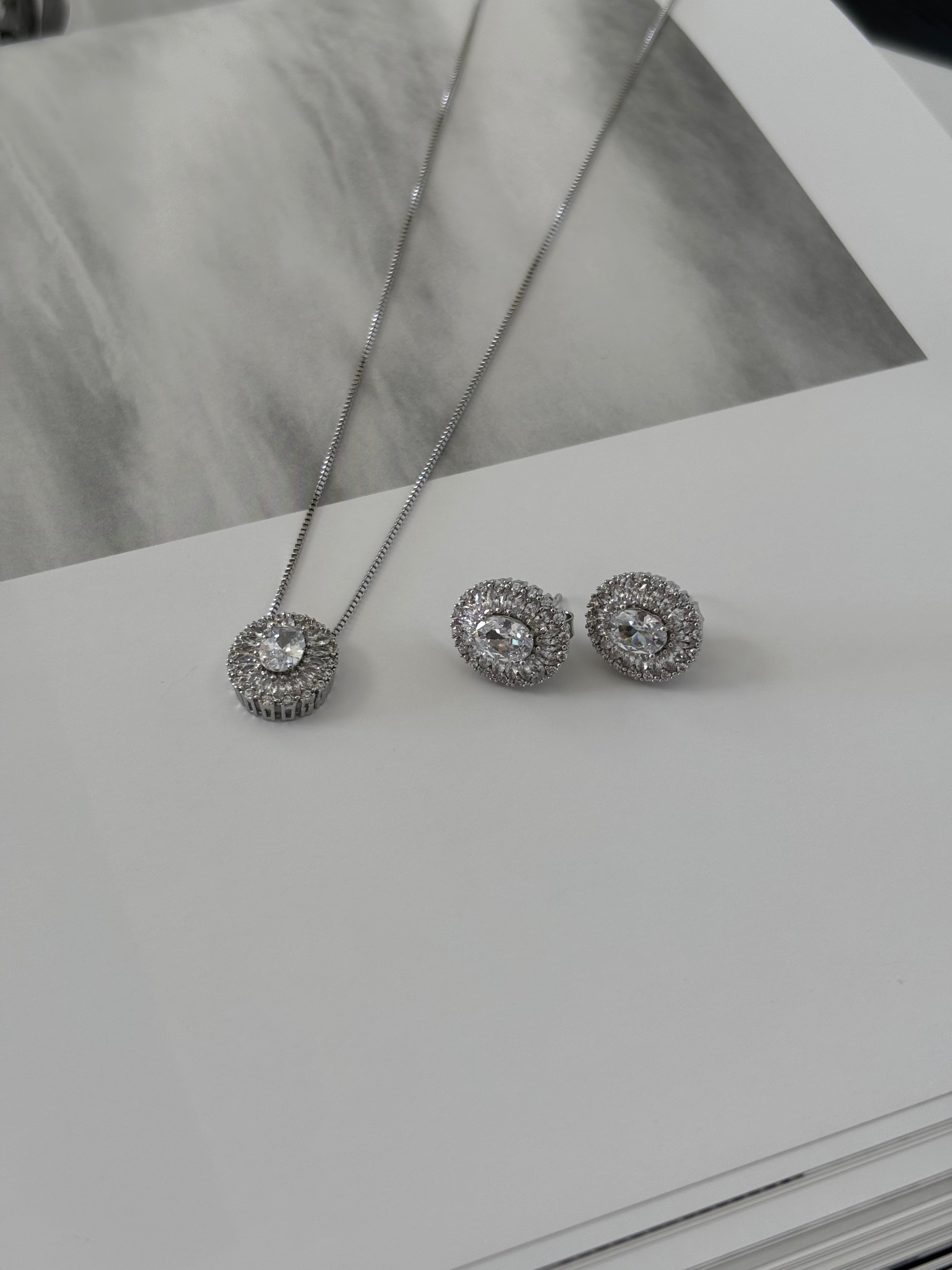 Ovalis Diamond Set Necklace